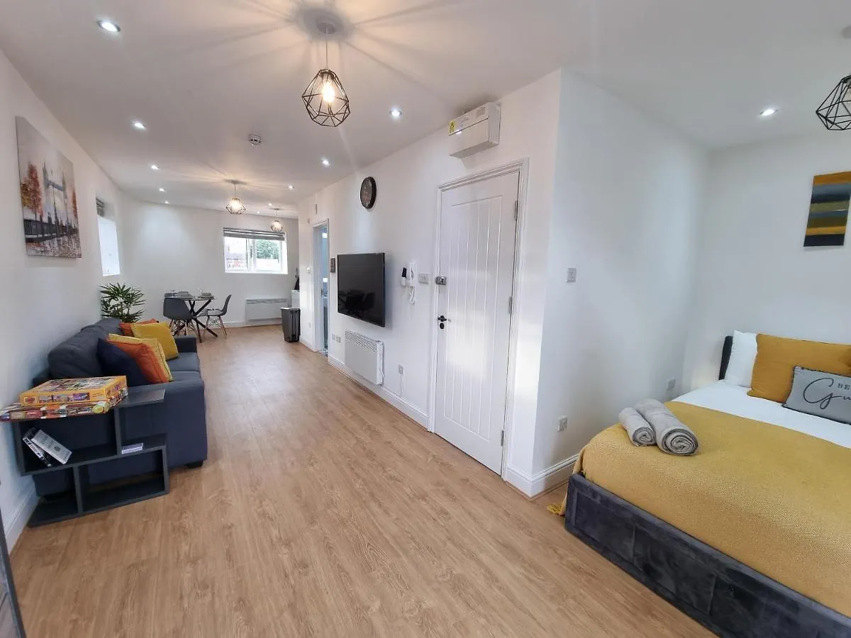 Stunning Roof Terrace Studio Flat London