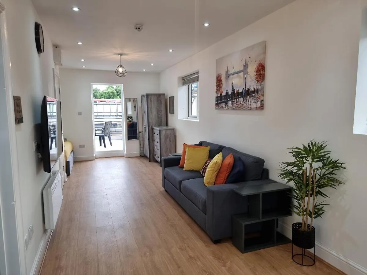 Stunning Roof Terrace Studio Flat London Apartment