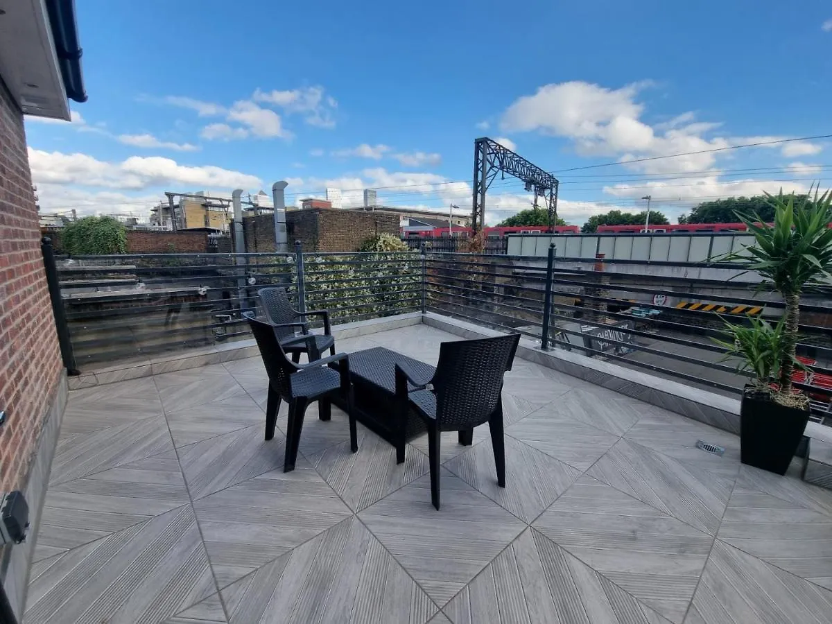 Stunning Roof Terrace Studio Flat London