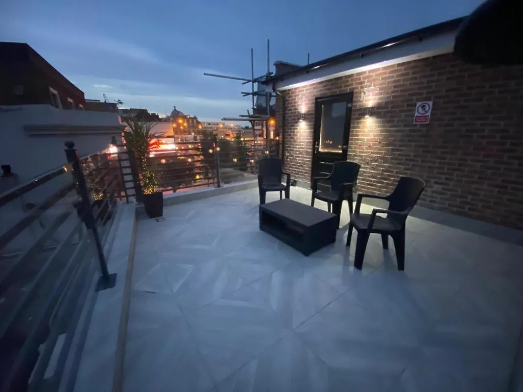 Apartment Stunning Roof Terrace Studio Flat London