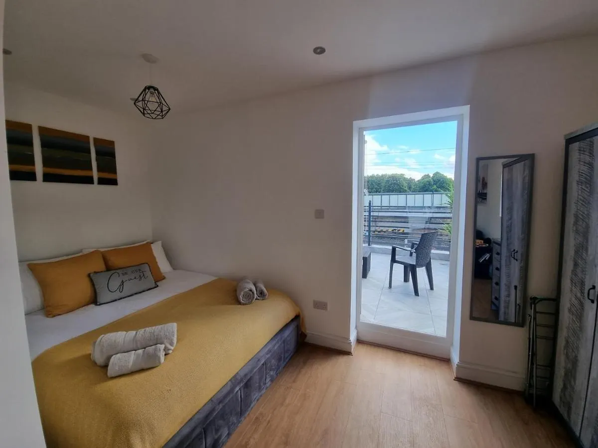 Apartment Stunning Roof Terrace Studio Flat London