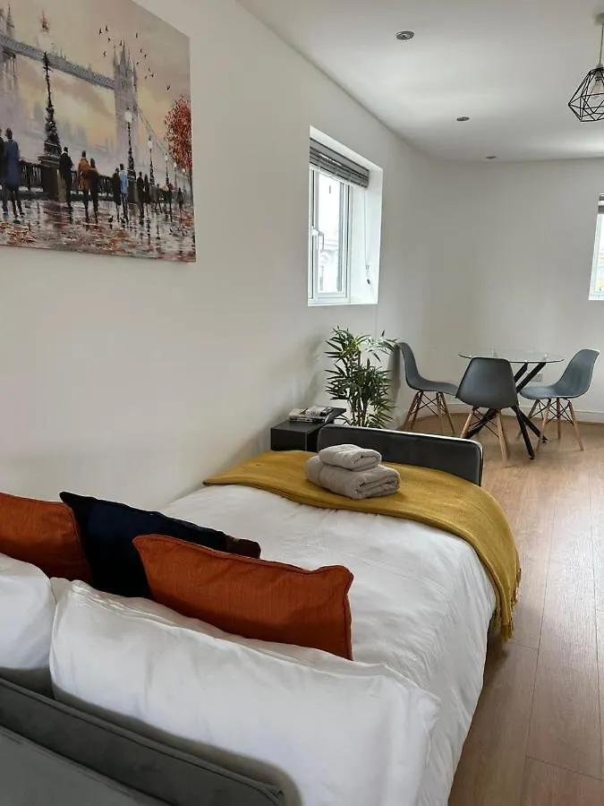 Stunning Roof Terrace Studio Flat London